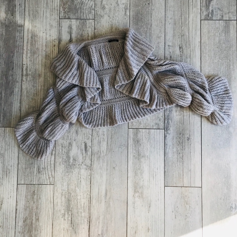 ⭐️ Host Pick ⭐️ Sisley wool taupe ruffle shrug